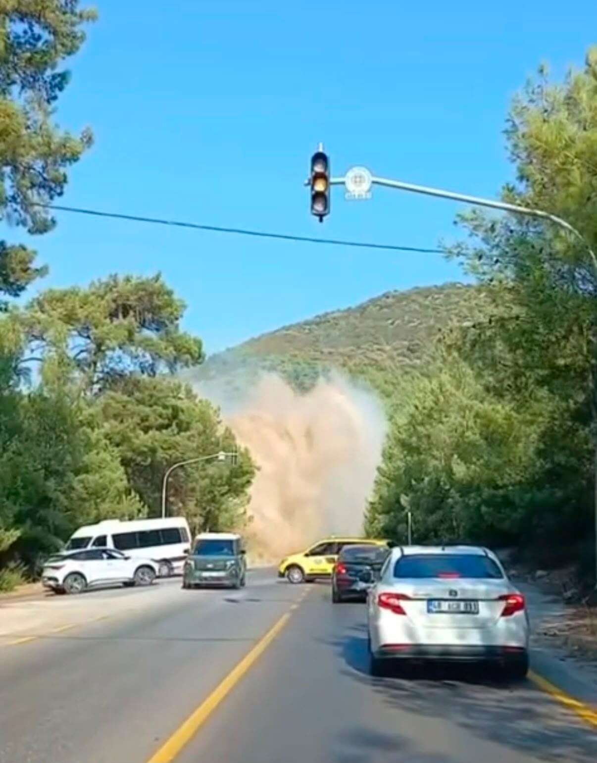 Turizm Cenneti Bodrum'da İsale Hattı Patladı, Yol Göle Döndü 2